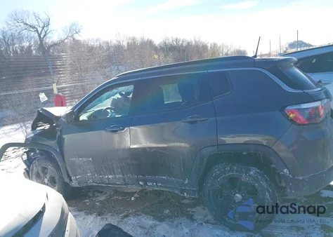 2020 Jeep Compass Latitude 4X4 z USA, uszkodzony, nr VIN 3C4NJDBB1LT196918